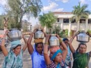 पानी की गुंड लेकर पहुंची महिलाएं, कहा, इतना कष्ट कि यहां आना पड़ा, अधिकारी नहीं देते ध्यान