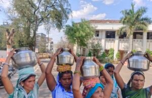 पानी की गुंड लेकर पहुंची महिलाएं, कहा, इतना कष्ट कि यहां आना पड़ा, अधिकारी नहीं देते ध्यान