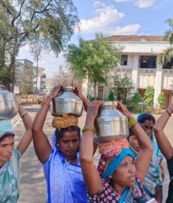 पानी की गुंड लेकर पहुंची महिलाएं, कहा, इतना कष्ट कि यहां आना पड़ा, अधिकारी नहीं देते ध्यान