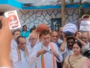 कांग्रेस के मटका फोड़ आंदोलन में आयुक्त से बोले जिलाध्यक्ष,कहा-आपके घर का नल..