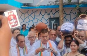 कांग्रेस के मटका फोड़ आंदोलन में आयुक्त से बोले जिलाध्यक्ष,कहा-आपके घर का नल..